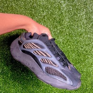 Clay brown v3 Yeezy 700